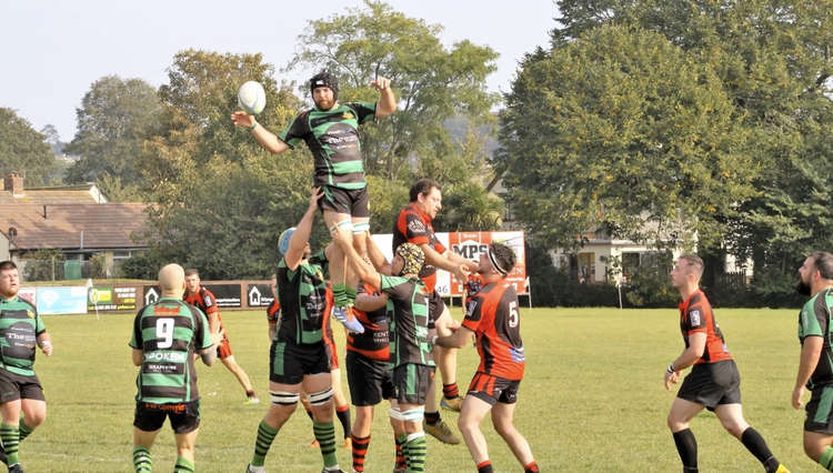 Withycombe RFC wins a line-out. Credit: Jim Davis