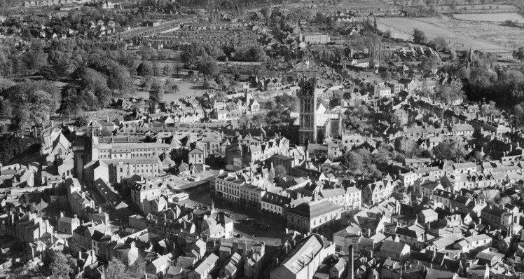 400,000 images have been made available (© Historic England Archive. Aerofilms Collection)