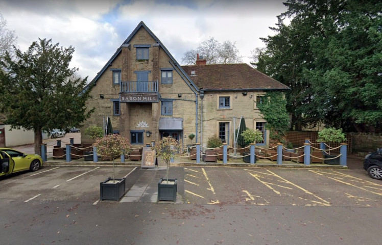 Emergency services were called to the pub at 9.40pm last night (Image via google.maps)