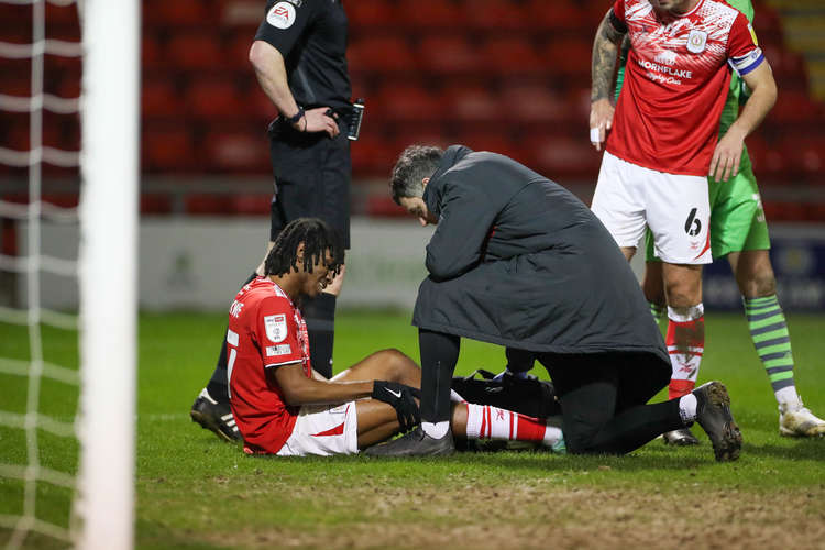 Tariq Uwakwe picks up an injury and is replaced (Picture credit: Kevin Warburton).