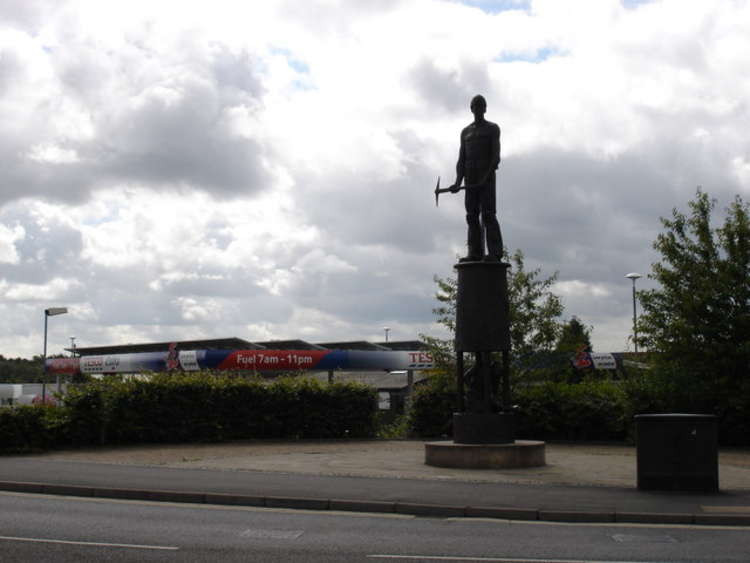 The statue in Hucknall which stands as a tribute to the miners.  cc-by-sa/2.0 - © Oxymoron - geograph.org.uk/p/877959