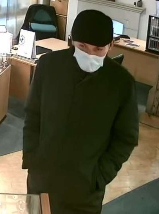 Police issue CCTV images after gold chain worth £1,200 stolen from Dorchester Jewellers