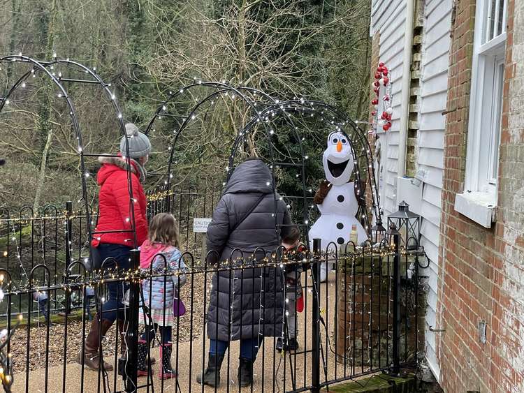 Olaf meeting the children