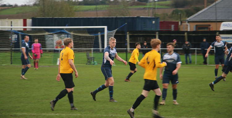 Recent signing James Lee strong in midfield for Hadleigh (Picture credit: Ian Evans)