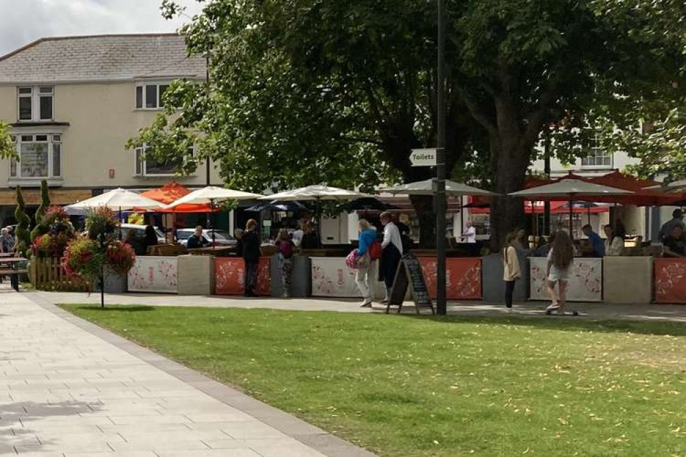 Outdoor dining on the Strand, Exmouth in 2021 (Nub News, Will Goddard)