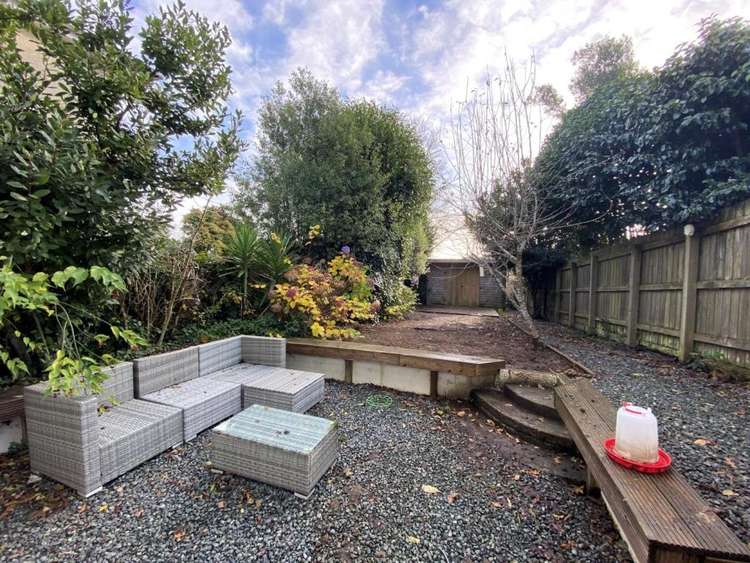 Rear gravel sitting area and garden. Trewarton Road, Penryn.