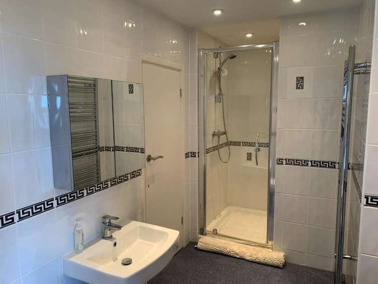 En suite. En suite.