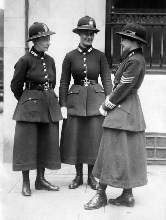 Policewomen engage in discussion, 1921. Credit: Mirrorpix.