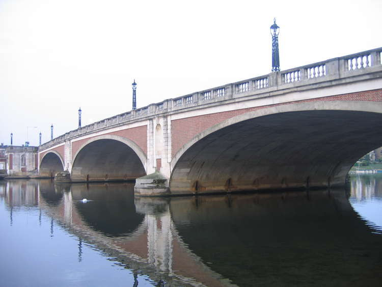 Hampton Court Bridge links Hampton with East Molesey (Image: Wikimedia Commons)