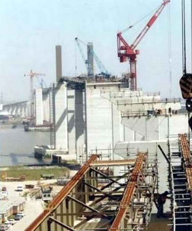 The QEII bridge being built