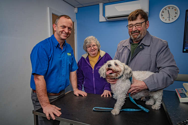 Charter Vets Clinical Director Marcus Johnstone with Bobby and his owners, Ken and Nora Spencer.