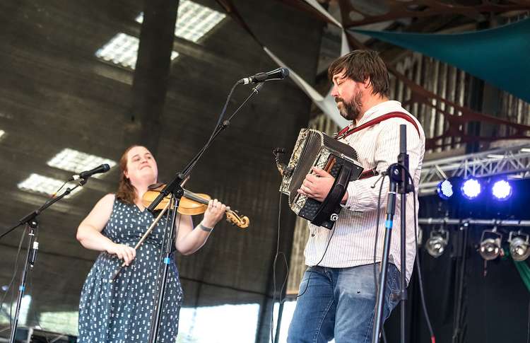 Congleto-born Jackie Oates (left) and John Spiers perform in the Big Barn at Purbeck Valley Folk Festival 2021. (Image - CC 2.0 Unchanged Stephen and Helen Jones from England bit.ly/3vuMgUh)