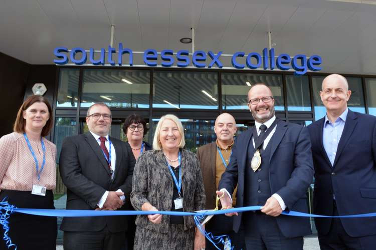 Cllr David Dadds cuts the ribbon to mark the occasion.