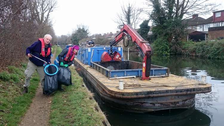 The crew litter-picked the Grand Union towpath for a mile and a half from Adelaide Dock to Bulls Bridge. (Image: LAGER Can)