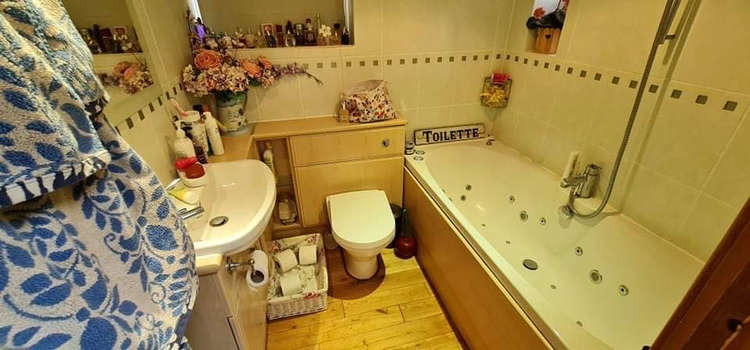 Bathroom complete with Jacuzzi bath Bathroom complete with Jacuzzi bath