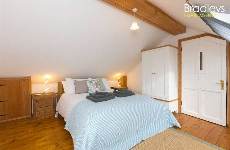 Hats Barn offers three double bedrooms with beamed and vaulted ceilings.