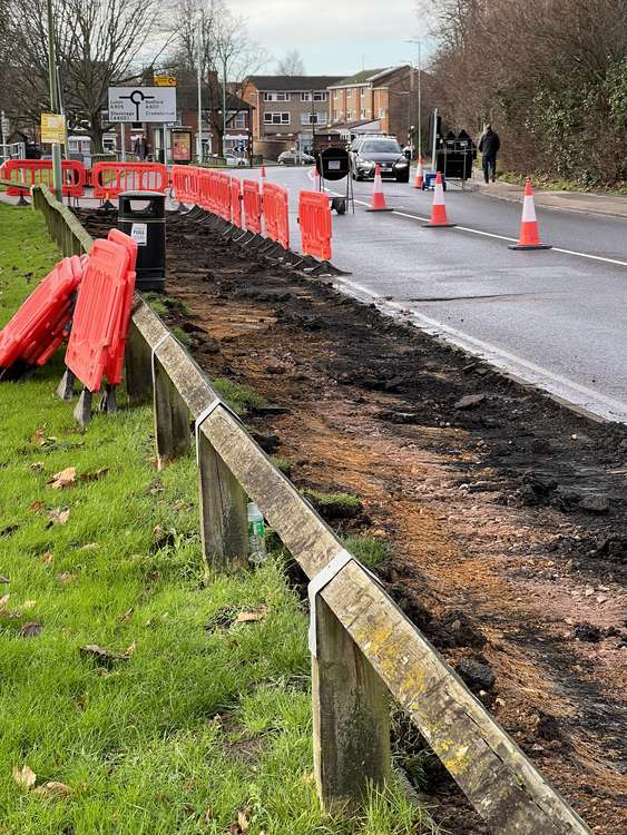 Traffic delays on your drive into Hitchin town centre? Here's why. PICTURE: Workmen dig up the pavement on Fishponds Road. CREDIT: @HitchinNubNews