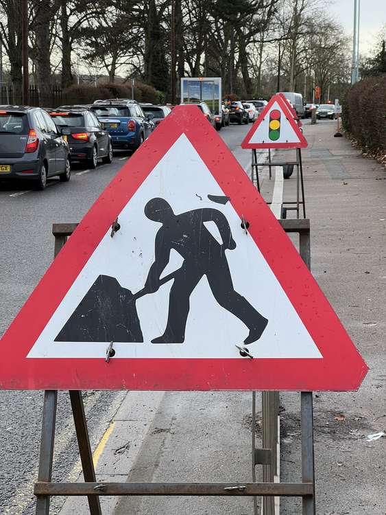 Traffic delays on your drive into Hitchin town centre? Here's why. PICTURE: Workmen dig up the pavement on Fishponds Road. CREDIT: @HitchinNubNews