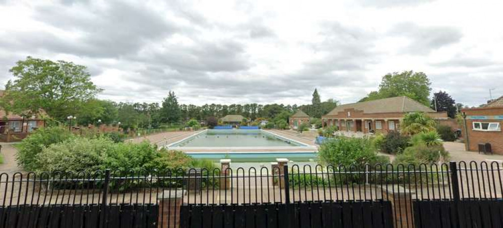 Hitchin: Council tells Nub News they are currently reviewing options on longer outdoor swimming pool opening hours. CREDIT: SSL