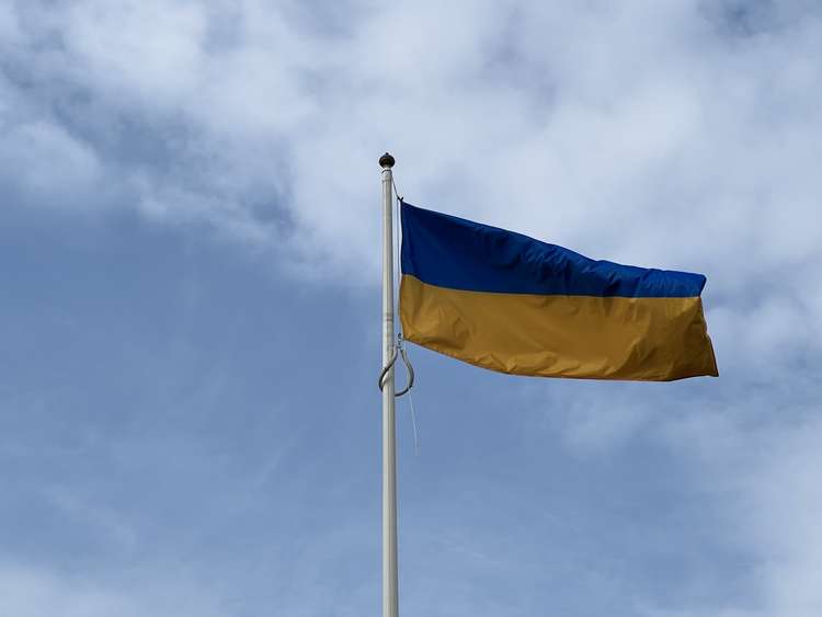 They had sold out of Ukraine colours - story behind Hitchin town centre flag in support of Ukraine. PICTURE: The Ukraine flag specially sourced by tireless town centre boss Tom Hardy. CREDIT: @HitchinNubNews