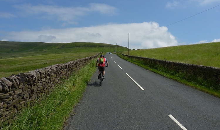 A cyclist in Wildboarclough, Macclesfield. © Copyright Richard Law CC 2.0 Cropped bit.ly/3DH6YS5