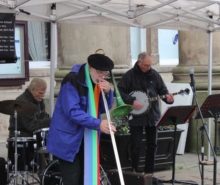 Live music with festive tunes persisted, even with freezing fingers!