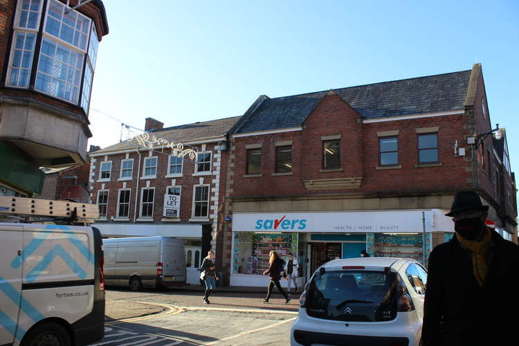 Macclesfield: An empty retail unit to let and discount store on Mill Street.