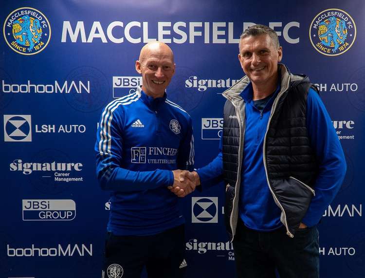 Macclesfield FC boss Danny Whitaker (left) with legendary Macclesfield Town boss John Askey (right), pictured in August 2021. Both are former Macclesfield Town players. (Image - @thesilkmen)