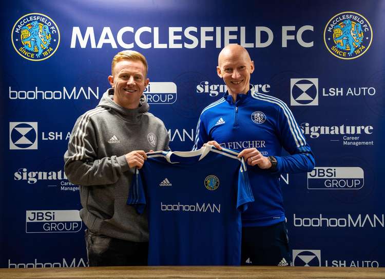 Mark Duffy, who can play as a winger or attacking midfielder, poses with Silkmen boss Danny Whitaker. (Image - Macclesfield FC / @thesilkmen)