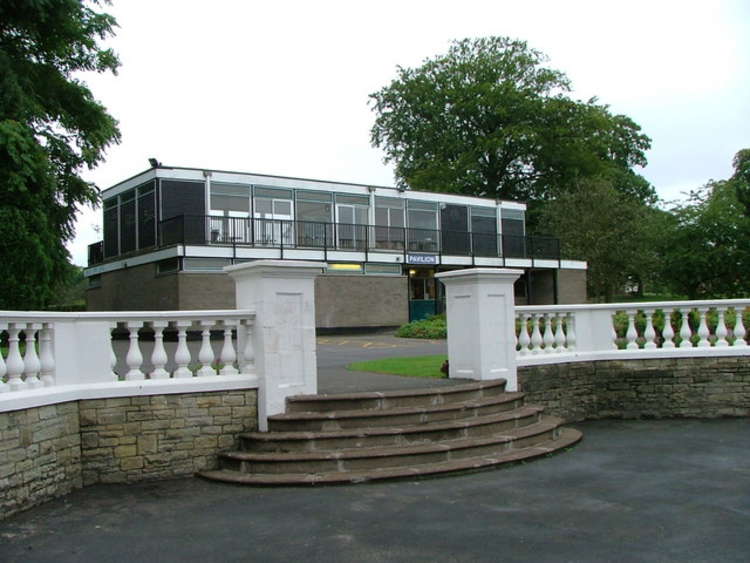 The pavilion has looked knackered for a few decades. (Image - Neil Lewin / Attractive balustrade - ugly pavilion / CC BY-SA 2.0 Unchanged bit.ly/3u01pMv)