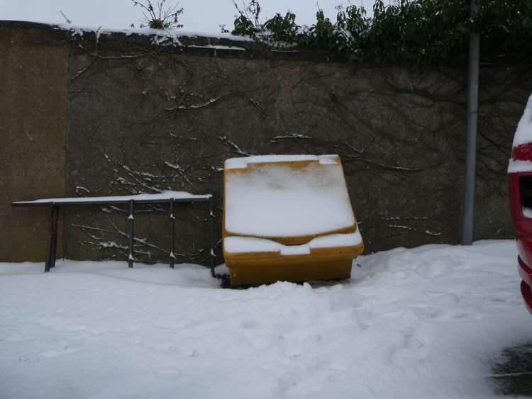 A grit bin in the snow. (Image - CC 4.0 bit.ly/3hz2ELt Unchanged Sebastiandoe5)