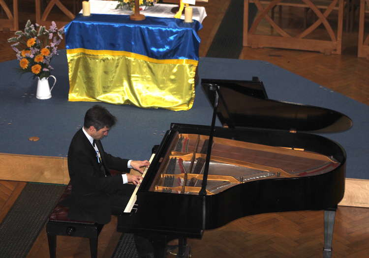 A Ukrainian pianist poured his heart and soul into an emotional fundraising concert at a Macclesfield church.