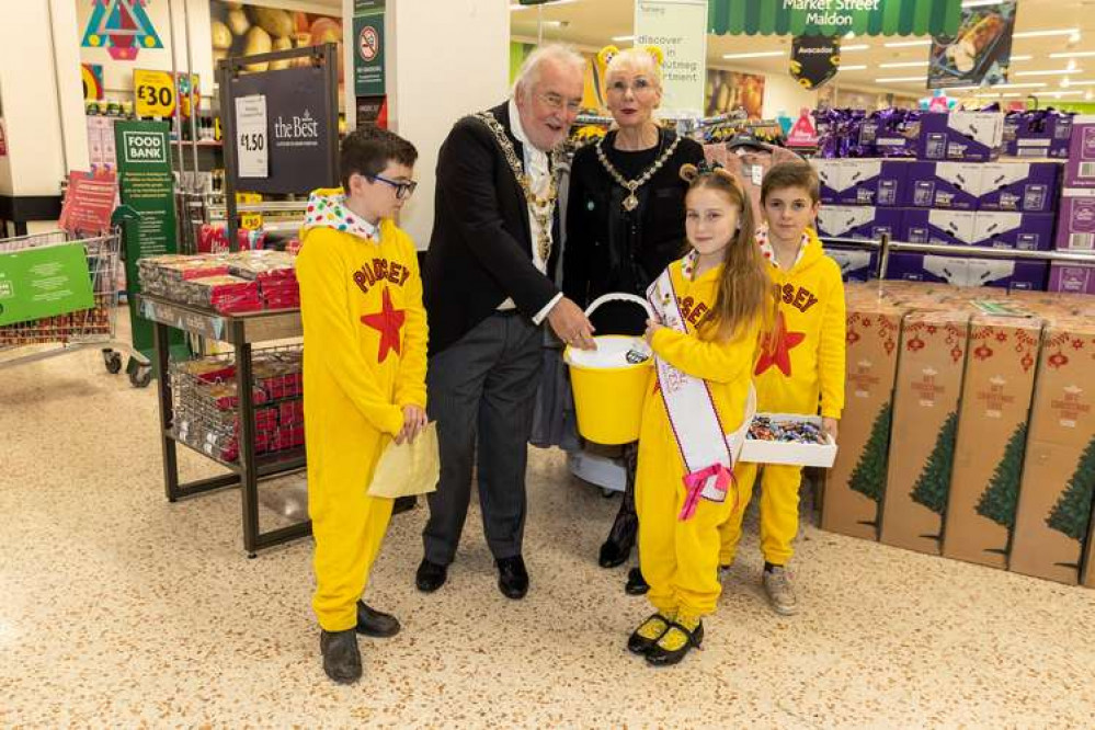 The young fundraisers with Councillor David Ogg, the town mayor, and mayoress Sharon Ogg (Photo: Maldon Carnival)