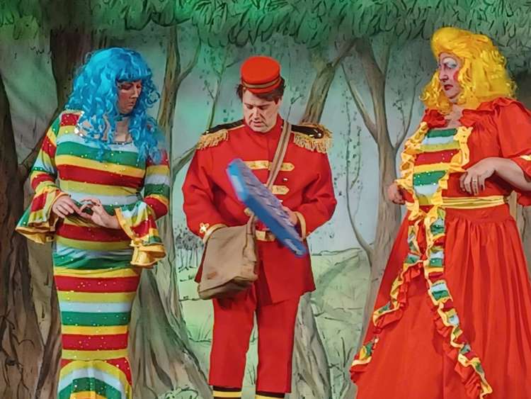 Buttons meets Willemeaner and Willemoaner - the ugly sisters - in the forest