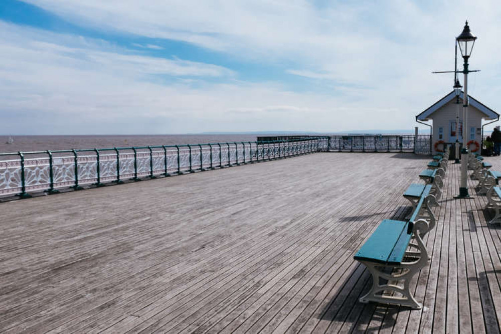 A bright and sunny start to the day in Penarth from 07:00. (Image credit: Gordon Plant)