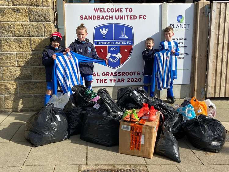 Boys from U9 Harriet's and U7 Kites at Sandbach United helped with the moving of the kit.