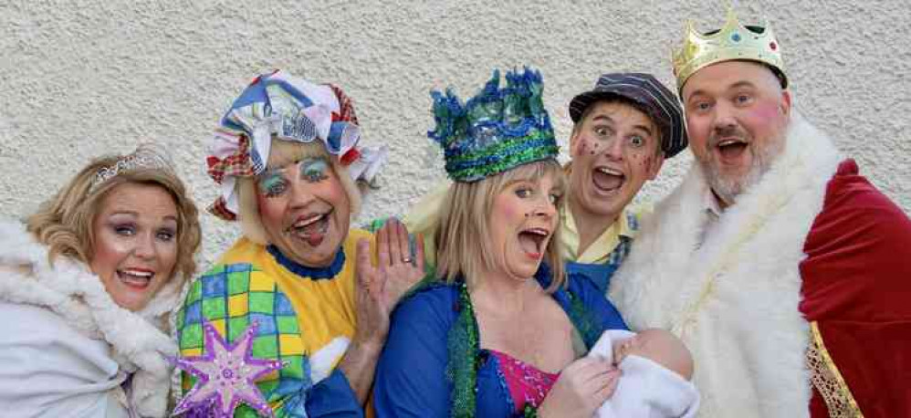 Cast in the 2019 panto