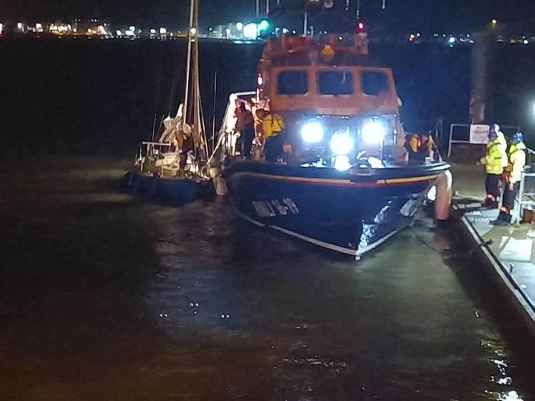 Peninsula's coastguard help yacht into Shotley marina