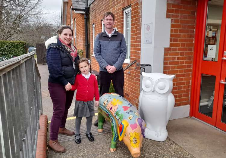 Fiona and Hope Ginn, with Holbrook headteacher Perry (Picture credit: Holbrook primary school)