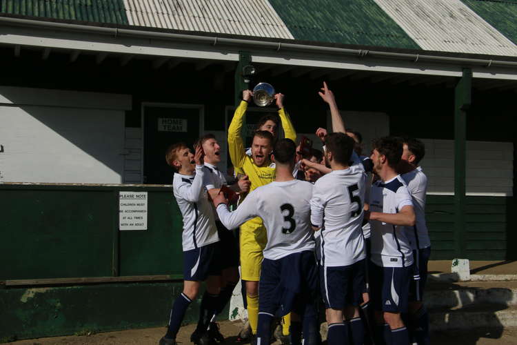 Skipper Luke Gibbons lifts championship trophy (Picture credit: Nub News)