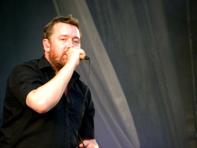 Guy Garvey of Elbow at the V Festival '09 (Image: Anna-Jane Niznikowska)