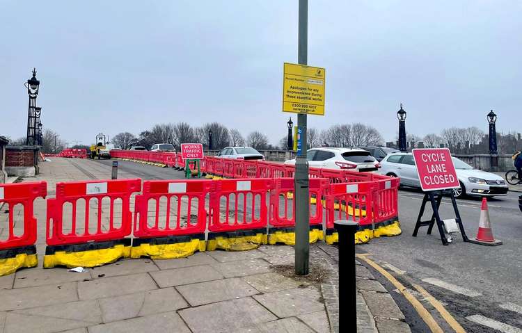 Lane closed on Hampton Court Bridge as work to install anti terror