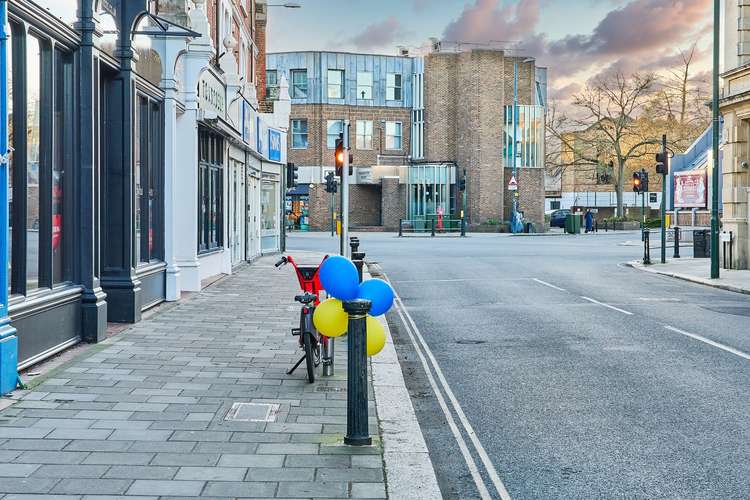 In Teddington, balloons in the colours of the Ukraine flag have been spotted on the Causeway (Image: @Adil_Pastakia)