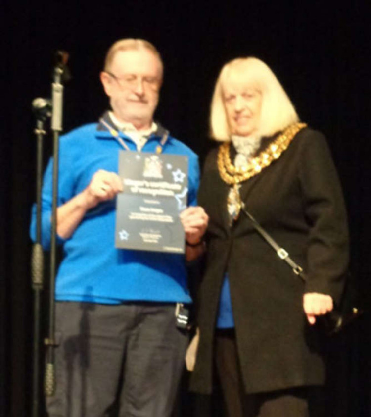 Dave Angus is presented with his certificate by Mayor Cllr Sue Shinnick.