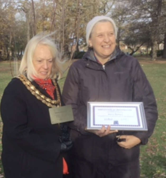 Mayor Cllr Sue Shinnick presents a certificate of recognition to Sonia Dewell.