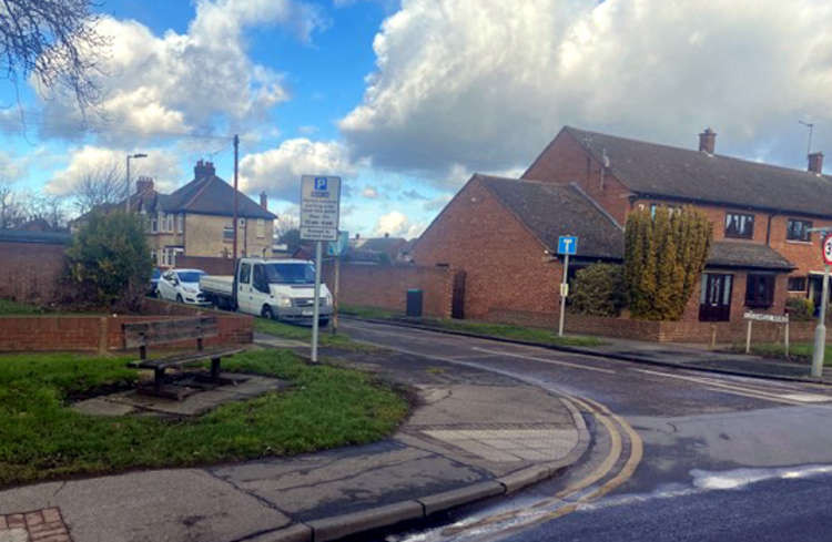 The bench where Thurrock Council is recommending siting a bin.