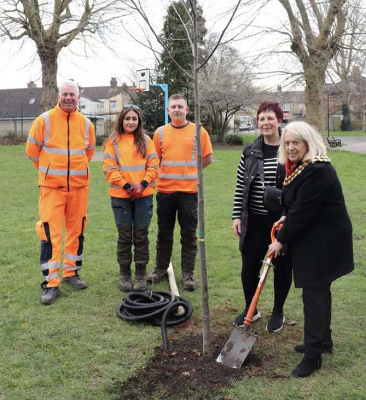 Members of Thurrock Council's arboricultural and horticultural team, with Mayor of Thurrock Cllr Sue Shinnick (far right), and Tina Holland from the Friends of Grays Town Park.