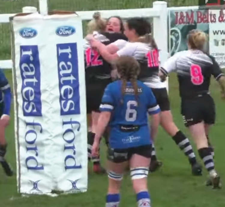 Thurrock celebrate Sophie Tyler's opening try