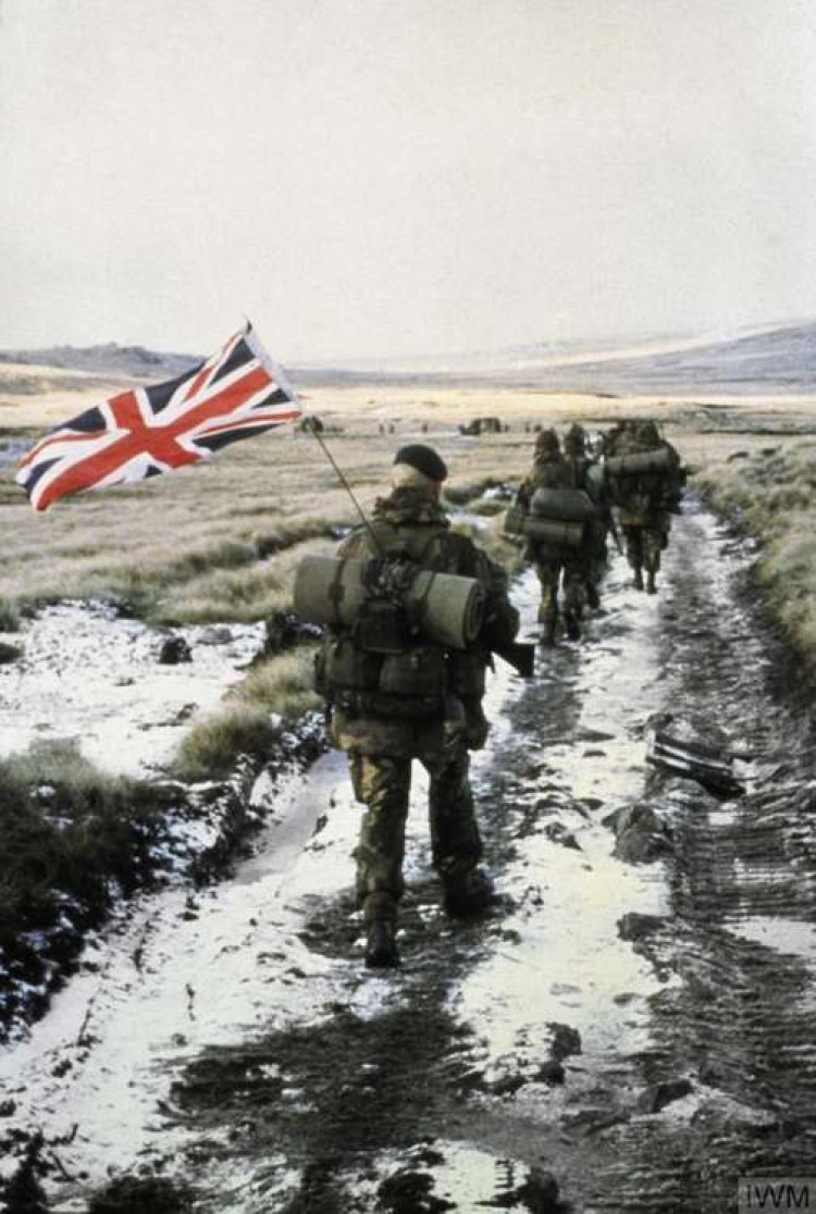 Commandos from 40 Commando Anti-Tank Troop march towards Port Stanley. Picture from the Imperial War Museum Collection.