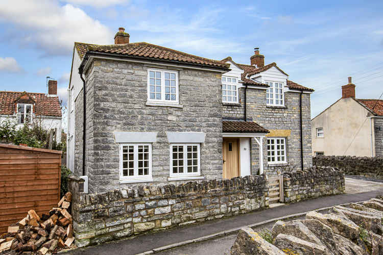 Four-bedroom detached cottage in Overleigh